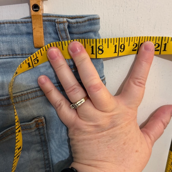 d/C Jeans by Pennington's Faded Shorts with Bleached out Leaf Pattern Size16 - Picture 6 of 10